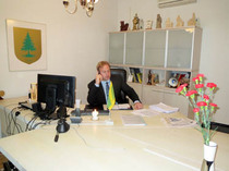 Uus linnapea Anti Allas oma töökabinetis, tema ees laual Kose pensionäriproua Helle Kõivu kingitud nelgid.      Foto: IRJA TÄHISMAA